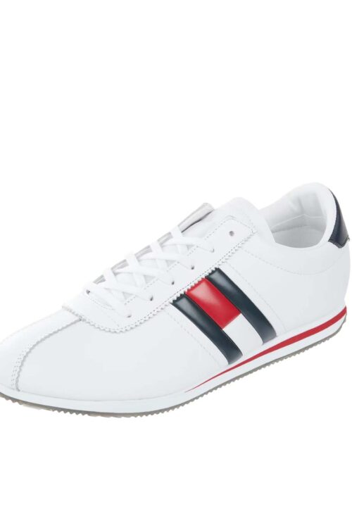 Trainers in white with black swoosh