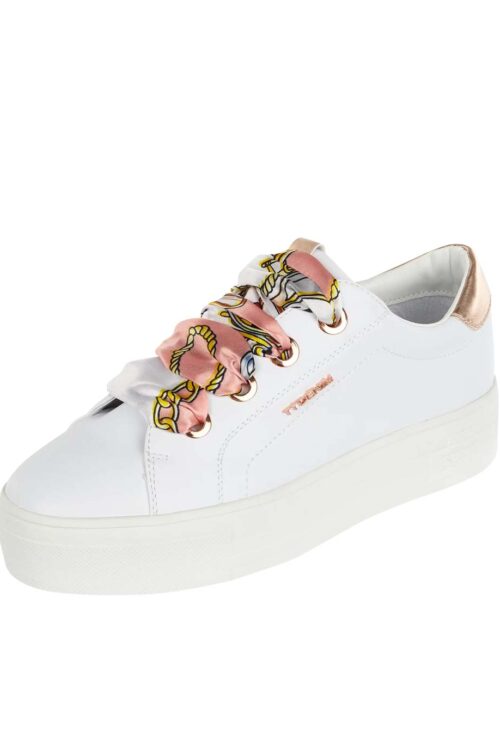 Trainers in triple white